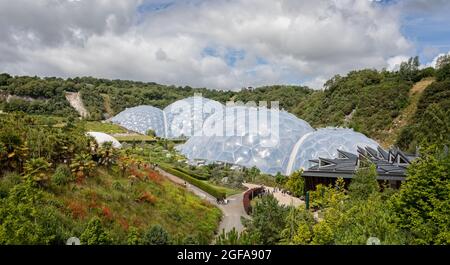 Panoramablick auf die Biom-Kuppeln beim Eden Project in Cornwall, Großbritannien, am 31. Juli 2021 Stockfoto