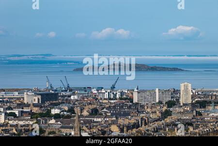 Edinburgh, Schottland, Großbritannien, 24. August 2021. UK Wetter: Sonnenschein und Meeresnebel. Der Meeresnebel oder das haar über dem Firth of Forth fegt nach und nach in Richtung der Hauptstadt.mit Blick auf Inchkeith Island Stockfoto