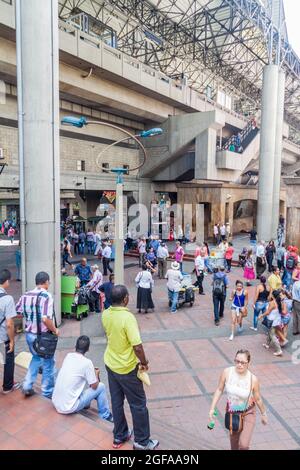 MEDELLIN, KOLUMBIEN - 1. SEPTEMBER 2015: Erhöhte Metrostation Parque Berrio in Medellin. Stockfoto