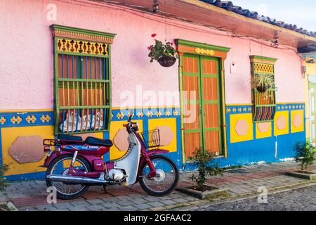 GUATAPE, KOLUMBIEN - 2. SEPTEMBER 2015: Bunt dekorierte Häuser im Dorf Guatape, Kolumbien Stockfoto