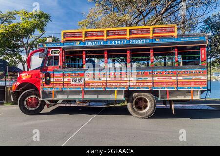 GUATAPE, KOLUMBIEN - 2. SEPTEMBER 2015: Bunte Chiva-Busse sind ein wichtiger Teil des öffentlichen Nahverkehrs in Kolumbien. Stockfoto