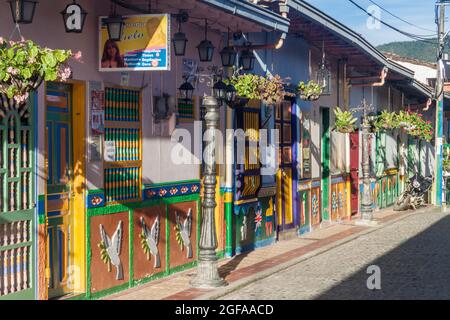 GUATAPE, KOLUMBIEN - 2. SEPTEMBER 2015: Bunt dekorierte Häuser im Dorf Guatape, Kolumbien Stockfoto