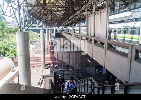 MEDELLIN, KOLUMBIEN - 4. SEPTEMBER 2015: Erhöhte Metrostation Parque Berrio in Medellin. Stockfoto