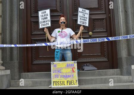 London, Großbritannien. August 2021. Ein Protestor, der während der Demonstration Plakate vor dem HM Revenue and Customs in Whitehall hält. Klimaaktivisten von Extinction Rebellion demonstrieren in der Parliament Street, Westminster, bei der Impossible Rebellion. XR Cymru demonstrierte aktiv gegen die Beteiligung der Regierung an der fossilen Energiewirtschaft in Whitehall. Kredit: SOPA Images Limited/Alamy Live Nachrichten Stockfoto