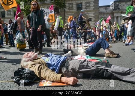 London, Großbritannien. August 2021. Aktivisten wurden während der Demonstration miteinander verkettet. Klimaaktivisten von Extinction Rebellion demonstrieren in der Parliament Street, Westminster, bei der Impossible Rebellion. XR Cymru demonstrierte aktiv gegen die Beteiligung der Regierung an der fossilen Energiewirtschaft in Whitehall. Kredit: SOPA Images Limited/Alamy Live Nachrichten Stockfoto