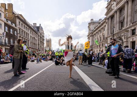 LONDON, ENGLAND. August. Tag 2 der „Extinction Rebellion“ ‘Impossible Rebellion’ Dienstag, 24. August 2021. (Kredit: Leila Coker) Stockfoto