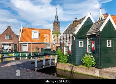 Kanal, Brücke und die Kirche von Volendam, altes Fischerdorf in Nord-Holland, Niederlande Stockfoto
