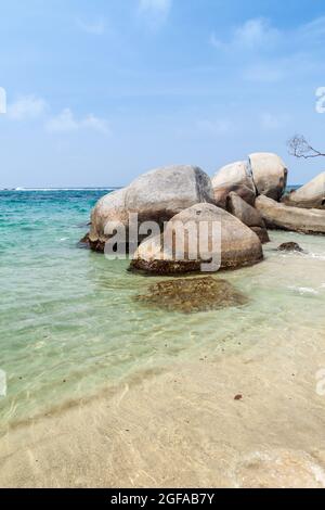 Riesige Felsbrocken an einem Strand im Tayrona Nationalpark, Kolumbien Stockfoto