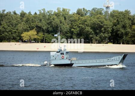 KIEW, UKRAINE - 24. AUGUST 2021 - das Svatove-Sturmschiff der ukrainischen Marine ist während der Parade auf dem Dnipro-Fluss abgebildet, die im Rahmen der stattfand Stockfoto