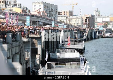 KIEW, UKRAINE - 24. AUGUST 2021 - die Menschen beobachten die Parade auf dem Dnipro-Fluss, die im Rahmen der Feierlichkeiten zum Unabhängigkeitstag 30. in Kiew, der Hauptstadt von Kiew, abgehalten wird Stockfoto