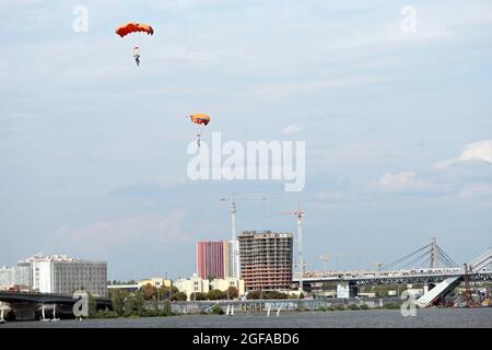 KIEW, UKRAINE - 24. AUGUST 2021 - während der Parade, die im Rahmen der Feierlichkeiten zum Unabhängigkeitstag 30. in Kiew stattfand, steigen Retter über den Fluss Dnipro ab Stockfoto