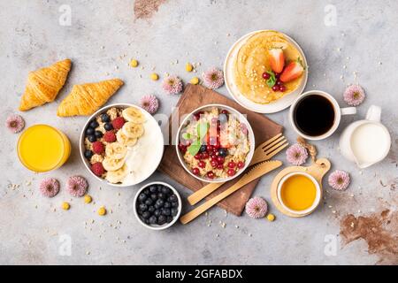 Schön servierten Tisch zum Frühstück mit vielen Köstlichkeiten, Käse, Salami, Gebäck, Orangensaft, Tee und Kaffee. Stockfoto