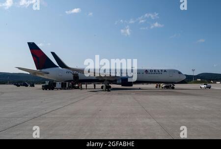 Ramstein Miesenbach, Deutschland. August 2021. Ein Delta A350-Verkehrsflugzeug parkt auf der Rampe und wartet darauf, afghanische Flüchtlinge, die von Kabul evakuiert wurden, an andere Standorte des Ramstein Air Base am 24. August 2021 in Ramstein-Miesenbach, Deutschland, zu bringen. Im Rahmen der Zivilreserve-Luftflotte rief das US-amerikanische Luftverkehrsunternehmen United Airlines, American Airlines, Delta Air und Hawaiian Airlines 18 zivile Flugzeuge auf, um im Rahmen der Operation Allies Refuge bei der Verlegung von Evakuierten zu helfen. Quelle: Planetpix/Alamy Live News Stockfoto