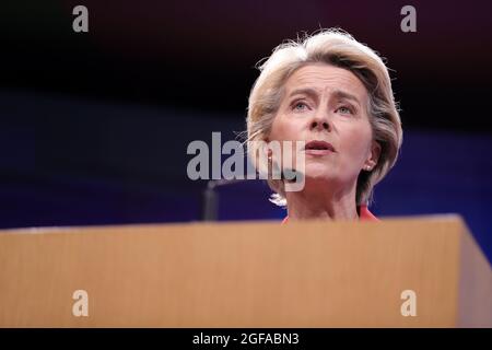 Brüssel, Belgien. August 2021. Die Präsidentin der Europäischen Kommission, Ursula von der Leyen, spricht während einer Pressekonferenz nach dem virtuellen Treffen der Gruppe der sieben (G7) Führer zu Afghanistan, in Brüssel, Belgien, am 24. August 2021. Die Präsidentin der Europäischen Kommission, Ursula von der Leyen, sagte am Dienstag, dass sich die Staats- und Regierungschefs der G7 darauf verständigten, dass es ihre kollektive „Pflicht“ sei, der afghanischen Bevölkerung angesichts der aktuellen Lage in Afghanistan zu helfen. Quelle: Zheng Huansong/Xinhua/Alamy Live News Stockfoto