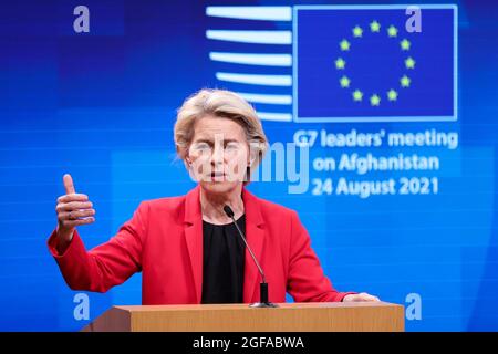 Brüssel, Belgien. August 2021. Die Präsidentin der Europäischen Kommission, Ursula von der Leyen, spricht während einer Pressekonferenz nach dem virtuellen Treffen der Gruppe der sieben (G7) Führer zu Afghanistan, in Brüssel, Belgien, am 24. August 2021. Die Präsidentin der Europäischen Kommission, Ursula von der Leyen, sagte am Dienstag, dass sich die Staats- und Regierungschefs der G7 darauf verständigten, dass es ihre kollektive „Pflicht“ sei, der afghanischen Bevölkerung angesichts der aktuellen Lage in Afghanistan zu helfen. Quelle: Zheng Huansong/Xinhua/Alamy Live News Stockfoto