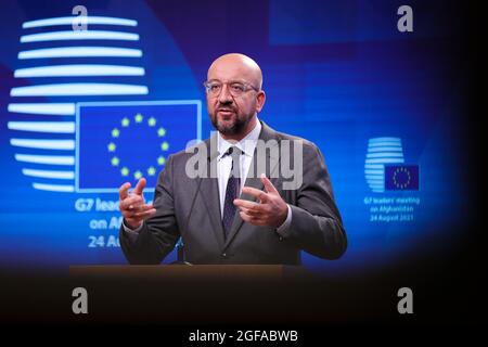 Brüssel, Belgien. August 2021. Der Präsident des Europäischen Rates, Charles Michel, spricht während einer Pressekonferenz nach dem virtuellen Treffen der Gruppe der sieben (G7) Führer zu Afghanistan am 24. August 2021 in Brüssel, Belgien. Die Präsidentin der Europäischen Kommission, Ursula von der Leyen, sagte am Dienstag, dass sich die Staats- und Regierungschefs der G7 darauf verständigten, dass es ihre kollektive „Pflicht“ sei, der afghanischen Bevölkerung angesichts der aktuellen Lage in Afghanistan zu helfen. Quelle: Zheng Huansong/Xinhua/Alamy Live News Stockfoto