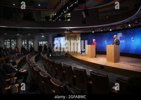 Brüssel, Belgien. August 2021. Die Präsidentin der Europäischen Kommission, Ursula von der Leyen (2. R), und der Präsident des Europäischen Rates, Charles Michel (1. R), nehmen an einer Pressekonferenz nach dem virtuellen Treffen der Gruppe der sieben (G7) Führer zu Afghanistan am 24. August 2021 in Brüssel, Belgien, Teil. Die Präsidentin der Europäischen Kommission, Ursula von der Leyen, sagte am Dienstag, dass sich die Staats- und Regierungschefs der G7 darauf verständigten, dass es ihre kollektive „Pflicht“ sei, der afghanischen Bevölkerung angesichts der aktuellen Lage in Afghanistan zu helfen. Quelle: Zheng Huansong/Xinhua/Alamy Live News Stockfoto