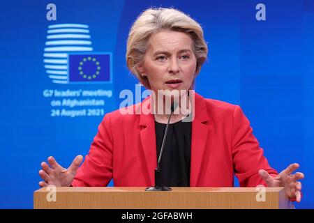 Brüssel, Belgien. August 2021. Die Präsidentin der Europäischen Kommission, Ursula von der Leyen, spricht während einer Pressekonferenz nach dem virtuellen Treffen der Gruppe der sieben (G7) Führer zu Afghanistan, in Brüssel, Belgien, am 24. August 2021. Die Präsidentin der Europäischen Kommission, Ursula von der Leyen, sagte am Dienstag, dass sich die Staats- und Regierungschefs der G7 darauf verständigten, dass es ihre kollektive „Pflicht“ sei, der afghanischen Bevölkerung angesichts der aktuellen Lage in Afghanistan zu helfen. Quelle: Zheng Huansong/Xinhua/Alamy Live News Stockfoto