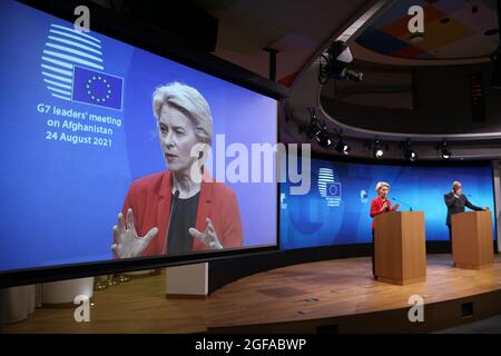 Brüssel, Belgien. August 2021. Die Präsidentin der Europäischen Kommission, Ursula von der Leyen (L), und der Präsident des Europäischen Rates, Charles Michel, nehmen an einer Pressekonferenz nach dem virtuellen Treffen der Gruppe der sieben (G7) Führer zu Afghanistan am 24. August 2021 in Brüssel, Belgien, Teil. Die Präsidentin der Europäischen Kommission, Ursula von der Leyen, sagte am Dienstag, dass sich die Staats- und Regierungschefs der G7 darauf verständigten, dass es ihre kollektive „Pflicht“ sei, der afghanischen Bevölkerung angesichts der aktuellen Lage in Afghanistan zu helfen. Quelle: Zheng Huansong/Xinhua/Alamy Live News Stockfoto