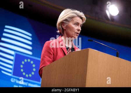 Brüssel, Belgien. August 2021. Die Präsidentin der Europäischen Kommission, Ursula von der Leyen, spricht während einer Pressekonferenz nach dem virtuellen Treffen der Gruppe der sieben (G7) Führer zu Afghanistan, in Brüssel, Belgien, am 24. August 2021. Die Präsidentin der Europäischen Kommission, Ursula von der Leyen, sagte am Dienstag, dass sich die Staats- und Regierungschefs der G7 darauf verständigten, dass es ihre kollektive „Pflicht“ sei, der afghanischen Bevölkerung angesichts der aktuellen Lage in Afghanistan zu helfen. Quelle: Zheng Huansong/Xinhua/Alamy Live News Stockfoto