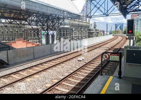 MEDELLIN, KOLUMBIEN - 4. SEPTEMBER 2015: Erhöhte Metrostation Parque Berrio in Medellin. Stockfoto