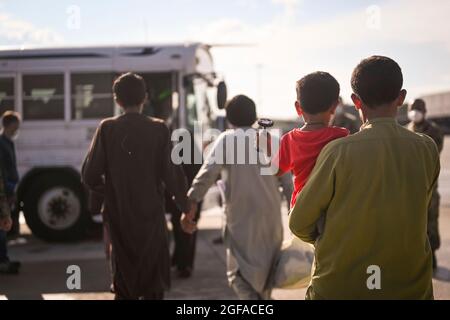 Ramstein Miesenbach, Deutschland. August 2021. Afghanische Flüchtlinge, die aus Kabul evakuiert wurden, kommen an Bord eines Flugzeugs der US Air Force C-17 Globemaster III am 22. August 2021 auf dem Ramstein Air Base in Ramstein-Miesenbach an. Ramstein bietet im Rahmen der Operation Allies Refuge eine vorübergehende Unterkunft für Evakuierte aus Afghanistan an. Quelle: Planetpix/Alamy Live News Stockfoto