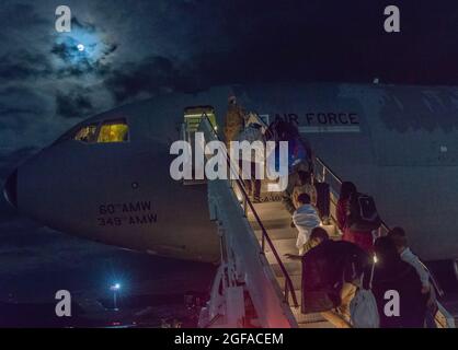 Ramstein Miesenbach, Deutschland. August 2021. US-Bürger, die aus Kabul evakuiert wurden, besteigen einen Flug in die USA auf dem Ramstein Air Base am 23. August 2021 in Ramstein-Miesenbach, Deutschland. Ramstein bietet im Rahmen der Operation Allies Refuge eine vorübergehende Unterkunft für Evakuierte aus Afghanistan an. Quelle: Planetpix/Alamy Live News Stockfoto