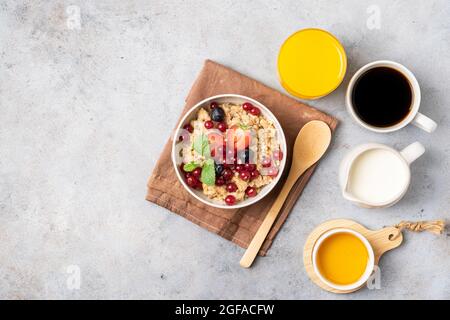 Frühstückstisch mit Pfannkuchen, Müsli, frischen Beeren und Orangensaft. Draufsicht. Stockfoto