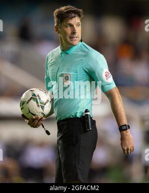 London, Großbritannien. August 2021. Schiedsrichter Neil Hair beim Carabao Cup-Spiel zwischen Millwall und Cambridge United am 24. August 2021 in Den, London, England. Foto von Alan Stanford/Prime Media Images. Quelle: Prime Media Images/Alamy Live News Stockfoto