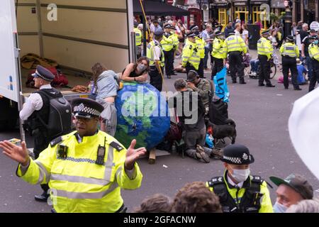 Cambridge Circus, London, Großbritannien. August 2021. Die Demonstranten vom Aussterbungsaufstand sitzen am Cambridge Circus und blockieren die Charing Cross-Straße auf dem Weg zum Trafalgar Square. Quelle: Xiu Bao/Alamy Live News Stockfoto