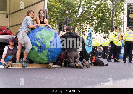 Cambridge Circus, London, Großbritannien. August 2021. Die Demonstranten vom Aussterbungsaufstand sitzen am Cambridge Circus und blockieren die Charing Cross-Straße auf dem Weg zum Trafalgar Square. Quelle: Xiu Bao/Alamy Live News Stockfoto