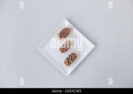 Tartlet mit Schokoladenmousse auf einem weißen Teller für Catering, Platz für Design Stockfoto