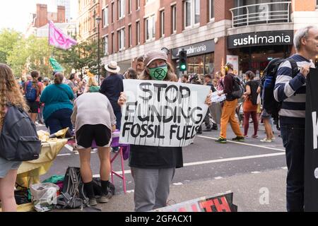 Cambridge Circus, London, Großbritannien. August 2021. Die Demonstranten vom Aussterbungsaufstand sitzen am Cambridge Circus und blockieren die Charing Cross-Straße auf dem Weg zum Trafalgar Square. Quelle: Xiu Bao/Alamy Live News Stockfoto