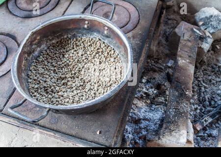 Ofen zum Rösten von Kaffeebohnen in einer kleinen kolumbianischen Farm Stockfoto