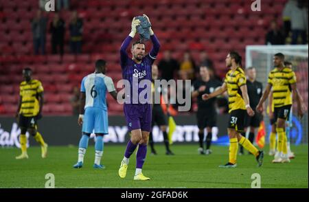 Watford-Torhüter Ben Foster (Mitte) applaudiert den Heimfans beim Schlusspfiff während des Carabao Cup-Spiels in der Vicarage Road, Watford. Bilddatum: Dienstag, 24. August 2021. Stockfoto