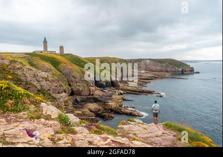 Schöne Aussicht auf die Küste neben dem Leuchtturm Phare Du Cap Frehel in Cotes-d'Armor, Frankreich Stockfoto