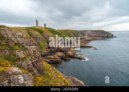 Schöne Aussicht auf die Leuchtturmküste von Phare Du Cap Frehel in Cotes-d'Armor, Frankreich Stockfoto
