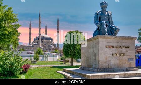 Edirne, Türkei - Mai 2018: Selimiye Moschee und die Statue des Architekten Mimar Sinan Stockfoto