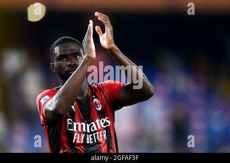 Genua, Italien. 23. August 2021. Fikayo Tomori vom AC Mailand begrüßt die Fans am Ende des Fußballspiels der Serie A zwischen der UC Sampdoria und dem AC Mailand. Kredit: Nicolò Campo/Alamy Live Nachrichten Stockfoto