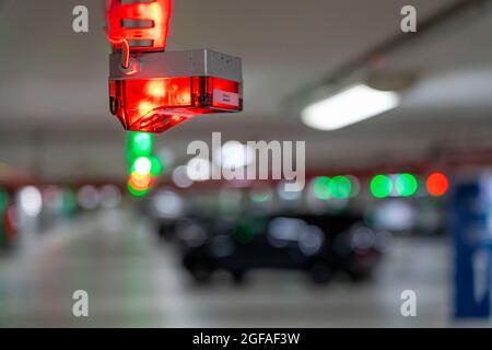 Tiefgaragen, Parkplätze, rote oder grüne Lichter an der Decke zeigen dem Fahrer, ob ein Parkplatz frei oder belegt ist und messen somit auch t Stockfoto