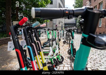 Elektroscooter, E-Roller stehen in großer Anzahl, an der Burgmauer Straße, vor dem Kölner Dom, juristischer Parkplatz, teilweise durch SIG Stockfoto