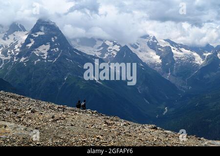 Touristen auf der Suche nach Kaukasus-Berge, Dombay, Russland Stockfoto