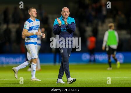 LONDON, GROSSBRITANNIEN. 24. AUGUST QPR Manager Mark Warburton applaudiert die Menge nach dem Carabao Cup-Spiel zwischen Queens Park Rangers und Oxford United im Kiyan Prince Foundation Stadium., London am Dienstag, den 24. August 2021. (Kredit: Ian Randall | MI News) Kredit: MI News & Sport /Alamy Live News Stockfoto