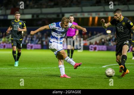 LONDON, GROSSBRITANNIEN. 24. AUGUST George Tomas von QPR schießt während des Carabao Cup-Spiels zwischen Queens Park Rangers und Oxford United am Dienstag, den 24. August 2021, im Kiyan Prince Foundation Stadium., London. (Kredit: Ian Randall | MI News) Kredit: MI News & Sport /Alamy Live News Stockfoto