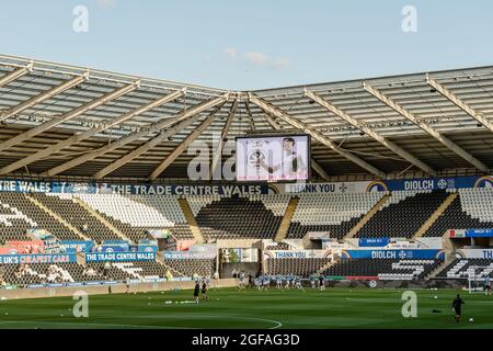 SWANSEA, WALES - 24. AUGUST 2021: Gesamtansicht des Liberty Stadions während des Carabao Cup zweite Runde zwischen Swansea City und Plymouth Argyle im Liberty Stadium, Dienstag, 24. August 2021. Kredit: John Smith/Alamy Live Nachrichten Stockfoto