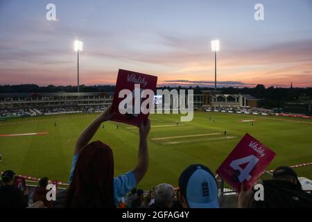 CHESTER LE STREET, GROSSBRITANNIEN. Fans, die am 24. AUGUST 2021 beim Vitality T20 Blast-Spiel zwischen Yorkshire County Cricket Club und Sussex County Cricket Club in Emirates Riverside, Chester le Street, gesehen wurden. (Kredit: Will Matthews | MI News) Kredit: MI News & Sport /Alamy Live News Stockfoto