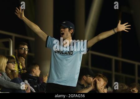 CHESTER LE STREET, GROSSBRITANNIEN. Fans, die am 24. AUGUST 2021 beim Vitality T20 Blast-Spiel zwischen Yorkshire County Cricket Club und Sussex County Cricket Club in Emirates Riverside, Chester le Street, gesehen wurden. (Kredit: Will Matthews | MI News) Kredit: MI News & Sport /Alamy Live News Stockfoto