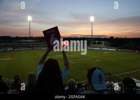 CHESTER LE STREET, GROSSBRITANNIEN. Fans, die am 24. AUGUST 2021 beim Vitality T20 Blast-Spiel zwischen Yorkshire County Cricket Club und Sussex County Cricket Club in Emirates Riverside, Chester le Street, gesehen wurden. (Kredit: Will Matthews | MI News) Kredit: MI News & Sport /Alamy Live News Stockfoto