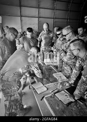 Generalmajor Joseph Genin, Einsatzoffizier der Task Force, informiert am 21. August 2021 den Bataillon-Kommandanten LT. Col. Jacob Helgestad, die Kommandeure der Firma und die Mitarbeiter der Task Force über die aktuellen Operationen am Hamid Karzai International Airport. Die Task Force 1-194 wurde mit ihrer strategischen Aufgabe im Lager Buehring in die Lage versetzt, auf die vom Außenministerium angekündigte und vom Verteidigungsministerium unterstützte nichtkämpferische Evakuierungsoperation zu reagieren. Etwa 1,100 Soldaten der Task Force 1-194 waren Anfang 2021 für eine neunmonatige Mission zur Unterstützung der Operation Spartan in den Nahen Osten entsandt Stockfoto