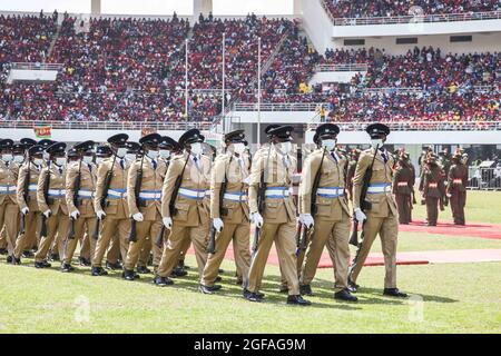 Lusaka, Sambia. August 2021. Service- und Verteidigungsoffiziere marschieren während der Einweihungszeremonie im National Heroes Stadium in Lusaka, Sambia, am 24. August 2021. Hunderte von Würdenträgern und Tausende von einfachen Bürgern drängten am Dienstag das National Heroes Stadium in Lusaka, der sambischen Hauptstadt, um der Einweihung des neuen Präsidenten des Landes Hakainde Hichilema beizuwohnen. Quelle: Martin Mbangweta/Xinhua/Alamy Live News Stockfoto